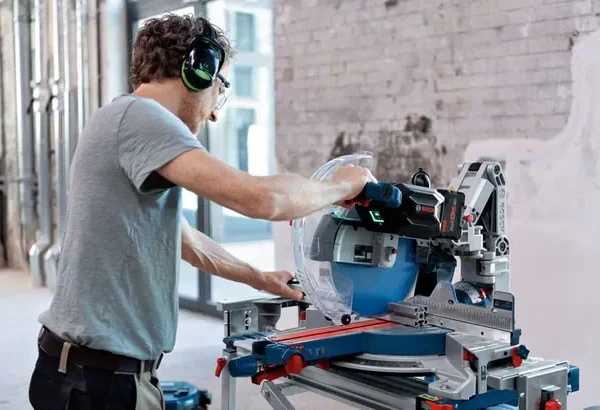 Aku potezno nagibna pila - štucer Bosch 18V-305 GDC 0601B43001 305mm sa 2 baterije 12.0Ah i brzim punjačem u koferu