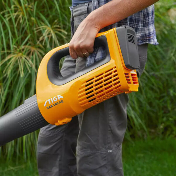 Aku puhač-duvač lišća Stiga SAB 100 AE Kit 280W 20V sa baterijom 4.0Ah i punjačem