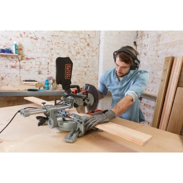 Električna potezno-nagibna pila - štucer Black+Decker BES700 1600W 216mm