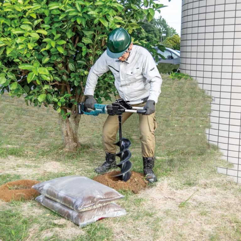 Aku bušač rupa Makita DG002GM101 XGT 40V 150-200mm sa 4.0Ah baterijom i punjačem