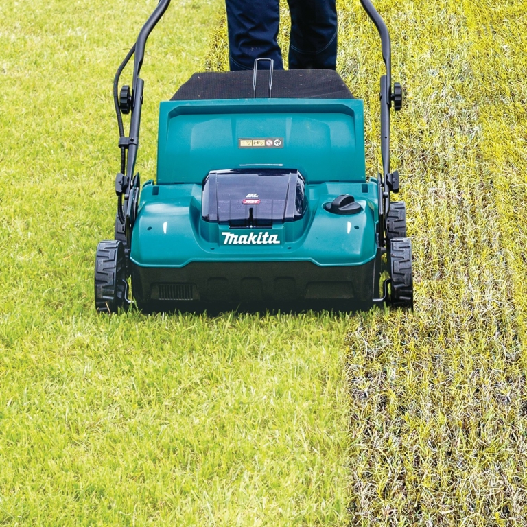 Aku prozračivač travnjaka Makita UV001GM201 40V 38cm sa 2 baterije 4.0Ah i punjačem