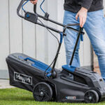 Gurajuća aku kosilica - kosačica Scheppach BC-MP380-XS2 5911414900 2x20V IXES Brushless 38cm sa 2 baterije 2.0Ah i 2 punjača 2.4A