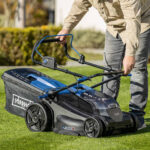 Gurajuća aku kosilica - kosačica Scheppach BC-MP430-XS2 2x20V IXES Brushless 43cm sa 2 baterije 2.0Ah i 2 punjača 2.4A