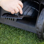 Gurajuća aku kosilica - kosačica Scheppach BC-MP430-XS2 2x20V IXES Brushless 43cm sa 2 baterije 2.0Ah i 2 punjača 2.4A