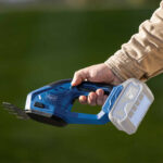 Aku škare-makaze za živu ogradu - živicu i travu Scheppach C-HTGS200-XS2 20V IXES 90-200cm sa baterijom 2.0Ah i punjačem 2.4A