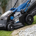 Gurajuća aku kosilica - kosačica Scheppach BC-MP380-XS2 5911414900 2x20V IXES Brushless 38cm sa 2 baterije 2.0Ah i 2 punjača 2.4A