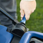 Gurajuća aku kosilica - kosačica Scheppach BC-MP430-XS2 2x20V IXES Brushless 43cm sa 2 baterije 2.0Ah i 2 punjača 2.4A