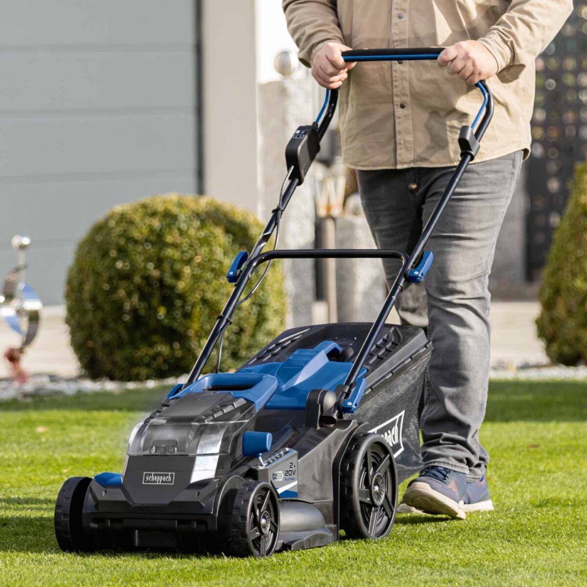 Gurajuća aku kosilica - kosačica Scheppach BC-MP430-XS2 2x20V IXES Brushless 43cm sa 2 baterije 2.0Ah i 2 punjača 2.4A