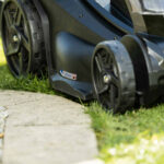 Gurajuća aku kosilica - kosačica Scheppach BC-MP430-XS2 2x20V IXES Brushless 43cm sa 2 baterije 2.0Ah i 2 punjača 2.4A