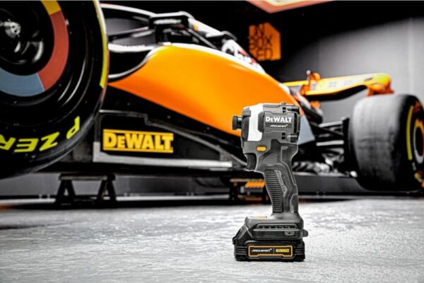 Aku udarni odvijač DeWalt x McLaren F1 Team DCF85MM2T 18V 205Nm sa 2 baterije 4.0Ah i punjačem u koferu