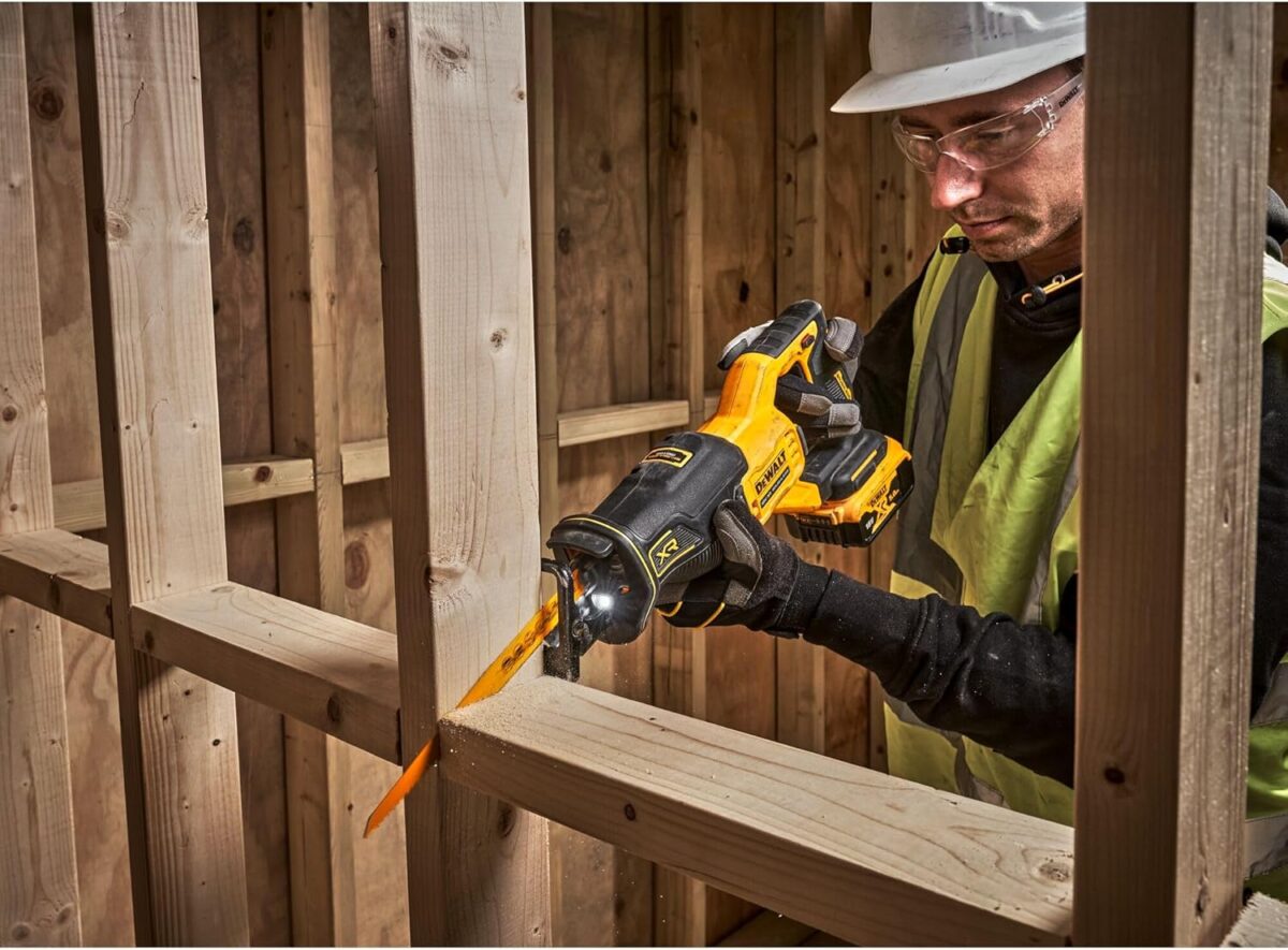 Aku recipročna pila - lisičiji rep DeWalt DCS382N 18V 880W