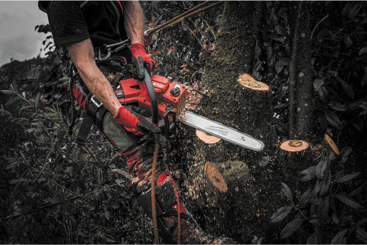 Aku pila - motorka za drvo Milwaukee M18 FTHCHS35-802 4933479589 35cm sa dvije 8.0Ah baterije i punjačem