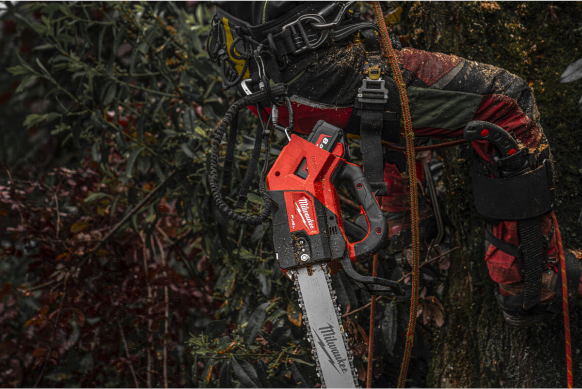 Aku pila - motorka za drvo Milwaukee M18 FTHCHS35-802 4933479589 35cm sa dvije 8.0Ah baterije i punjačem