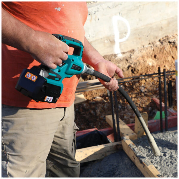 Aku vibrator za beton Makita VR004GM101 40V 38mm sa baterijom 4.0Ah i punjačem