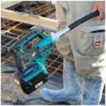 Aku vibrator za beton Makita VR004GM101 40V 38mm sa baterijom 4.0Ah i punjačem