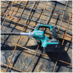 Aku vibrator za beton Makita VR004GM101 40V 38mm sa baterijom 4.0Ah i punjačem