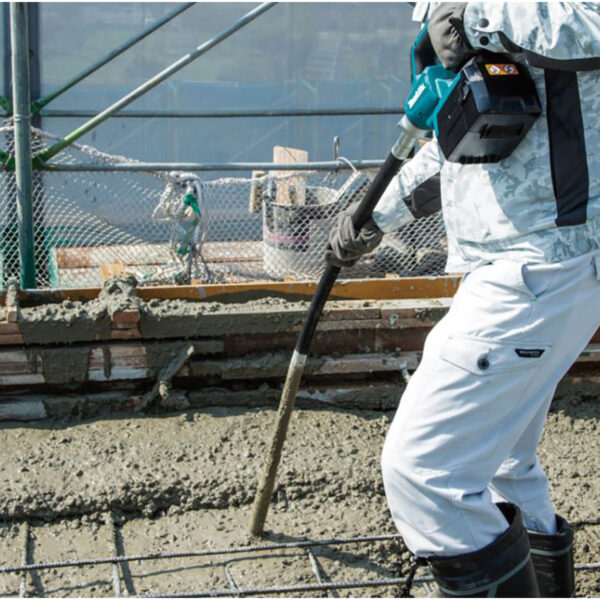 Aku vibrator za beton Makita VR003GM101 40V 32mm sa baterijom 4.0Ah i punjačem