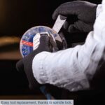 Aku ugaona-kutna brusilica Scheppach C-AG125-XS4 20V IXES 125mm sa baterijom 4.0Ah i punjačem 2.4A