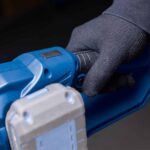 Aku pila - motorka za drvo Scheppach C-CS254-XS2 20V IXES 25.4cm sa baterijom 2.0Ah i punjačem 2.4A