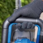 Aku škare-makaze za živu ogradu - živicu Scheppach BC-HT720-XS2 2x20V IXES Brushless 65cm sa 2 baterije 4.0Ah i 2 punjača 2.4A