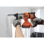 Aku udarna bušilica Black+Decker BCD900M1K SDS-Plus 18V sa 4Ah baterijom i punjačem u koferu