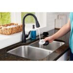 Aku štapni usisivač za suho usisavanje Black+Decker BHFEB520D1 18V sa baterijom 2.0Ah i punjačem