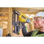 Aku pištolj za eksere - čavle DeWalt DCN930P2 18V 90mm sa 2 baterije 5.0 i punjačem u koferu