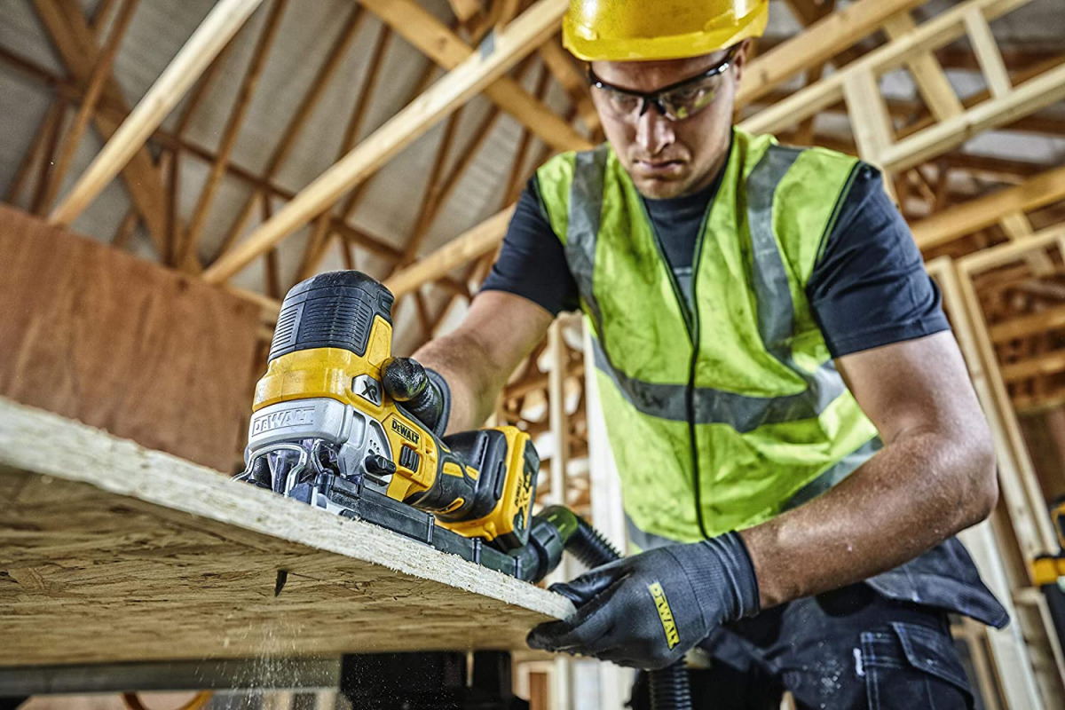 Aku ubodna pila DeWalt DCS335P2 18V XR sa dvije 5Ah baterije i punjačem u koferu