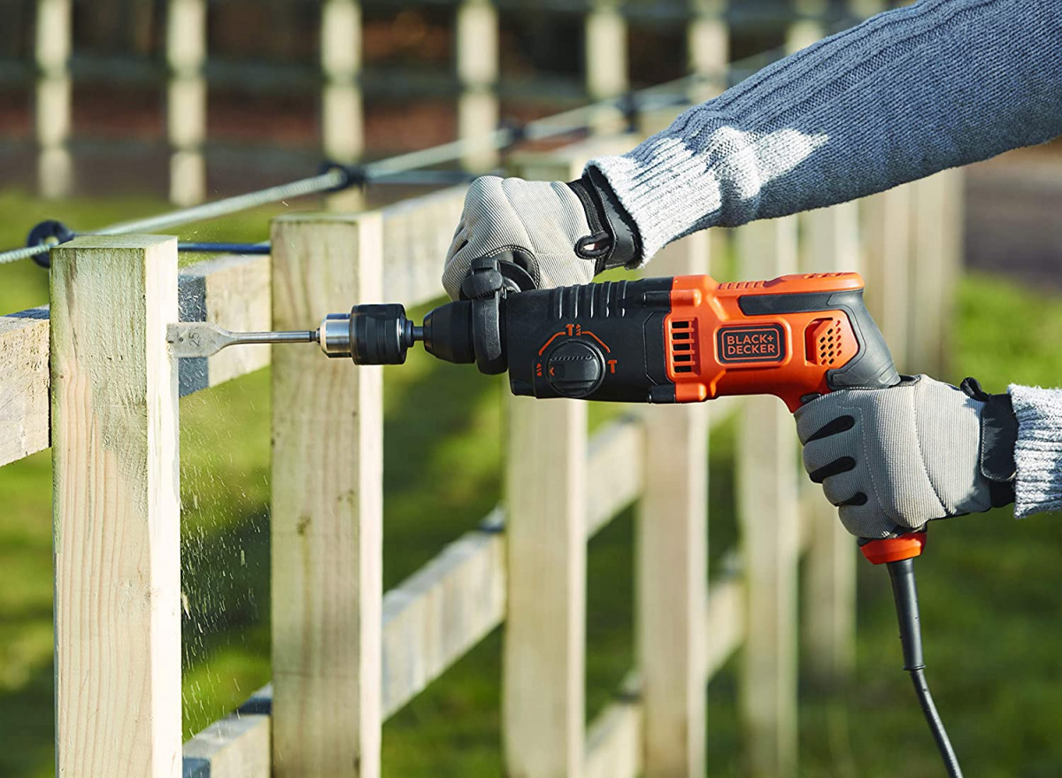 Električna udarna bušilica Black+Decker BEHS01K 650W SDS-Plus sa nastavcima u koferu