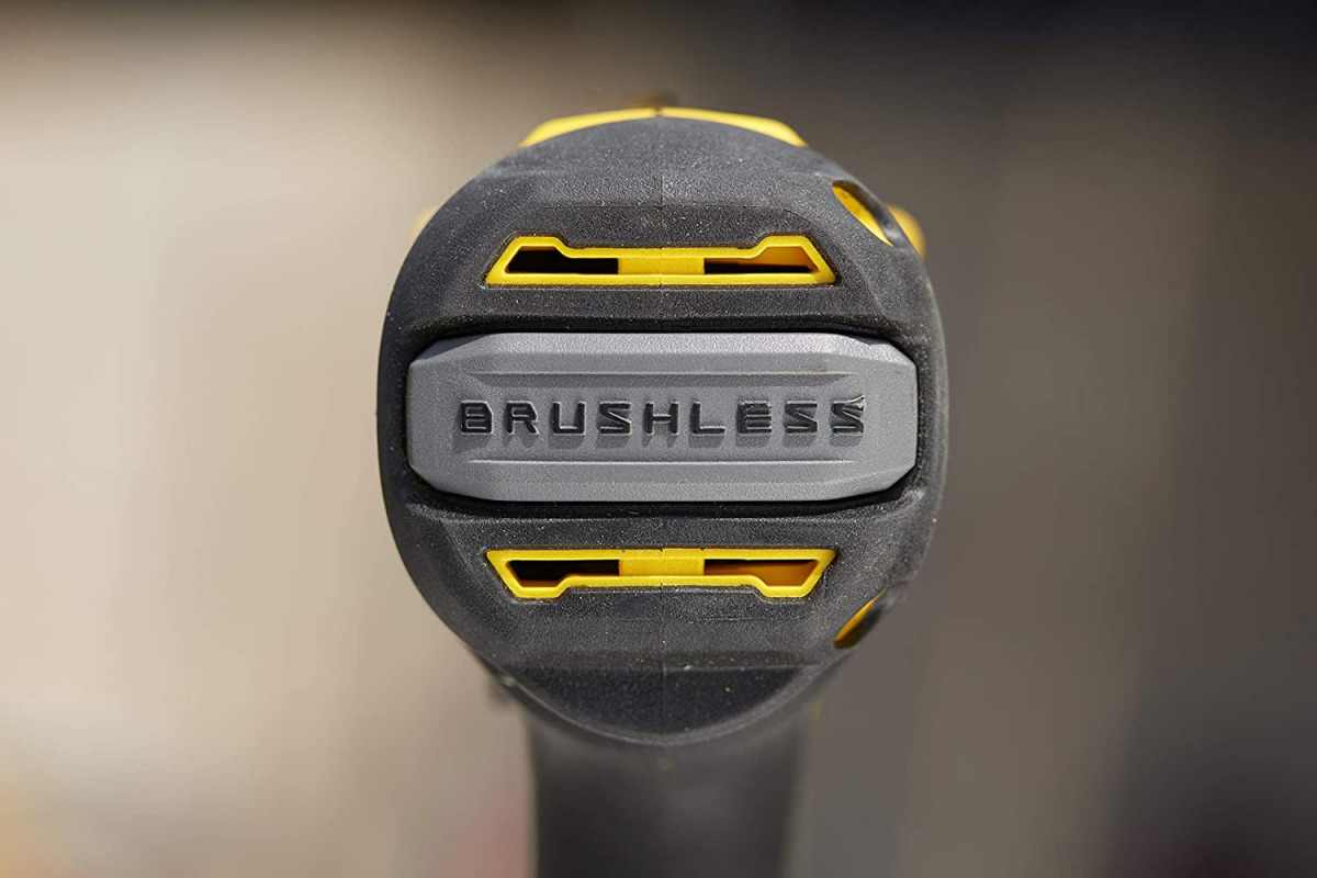 Aku udarna bušilica Stanley SFMCD715D2K 18V 60Nm sa 2 baterije 2.0Ah i punjačem u koferu