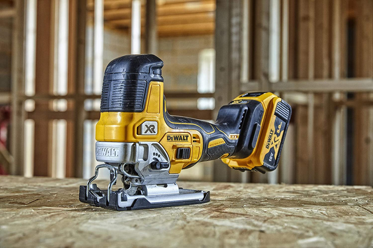 Aku ubodna pila DeWalt DCS335P2 18V XR sa dvije 5Ah baterije i punjačem u koferu