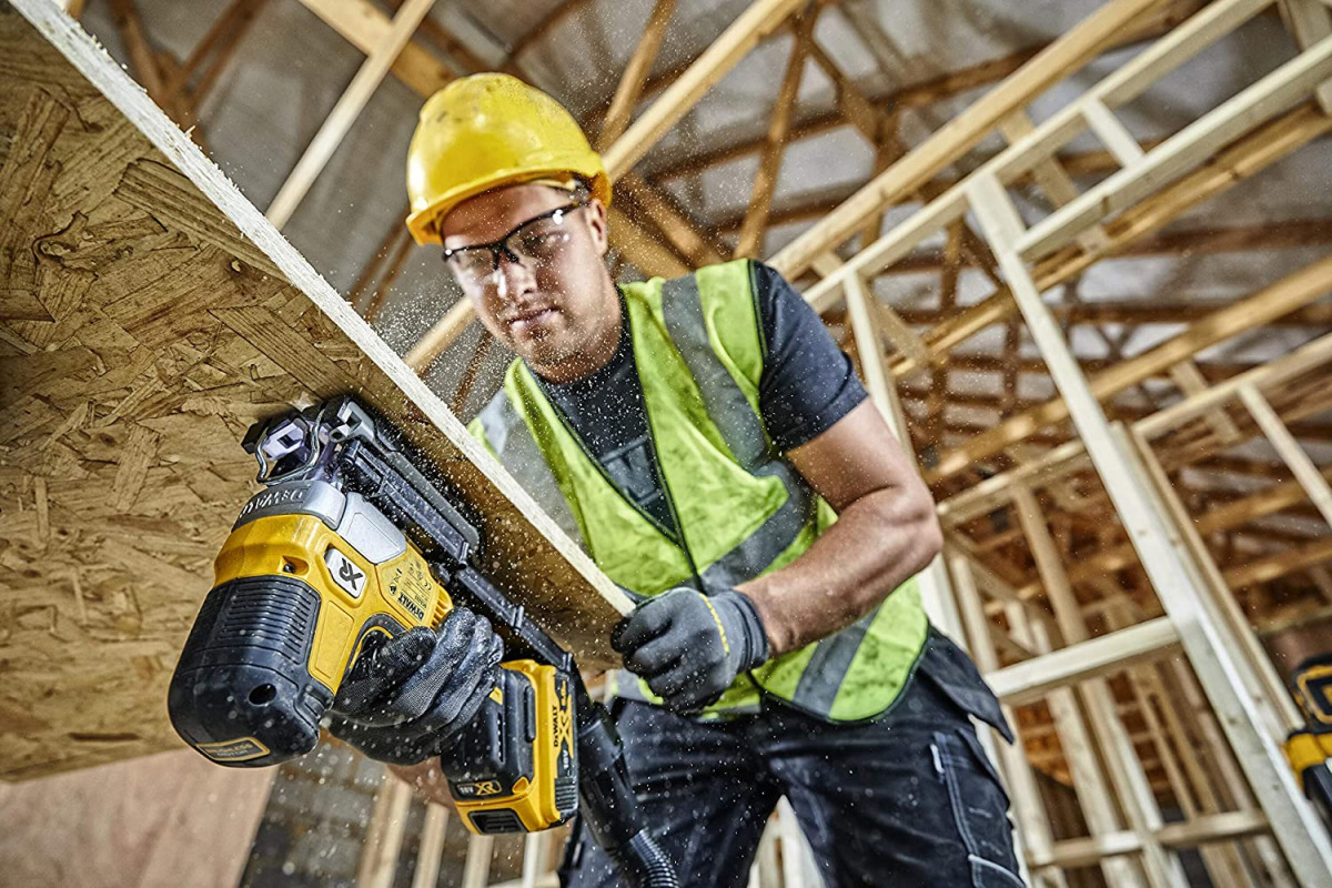 Aku ubodna pila DeWalt DCS335P2 18V XR sa dvije 5Ah baterije i punjačem u koferu