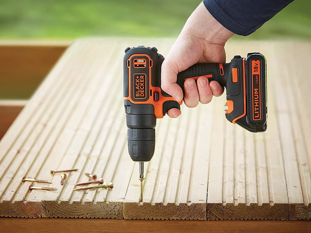 Aku bušilica - odvijač Black+Decker BDCDC18BAFC sa 80-dijelnim priborom dvije 1.5Ah baterije i punjačem u koferu