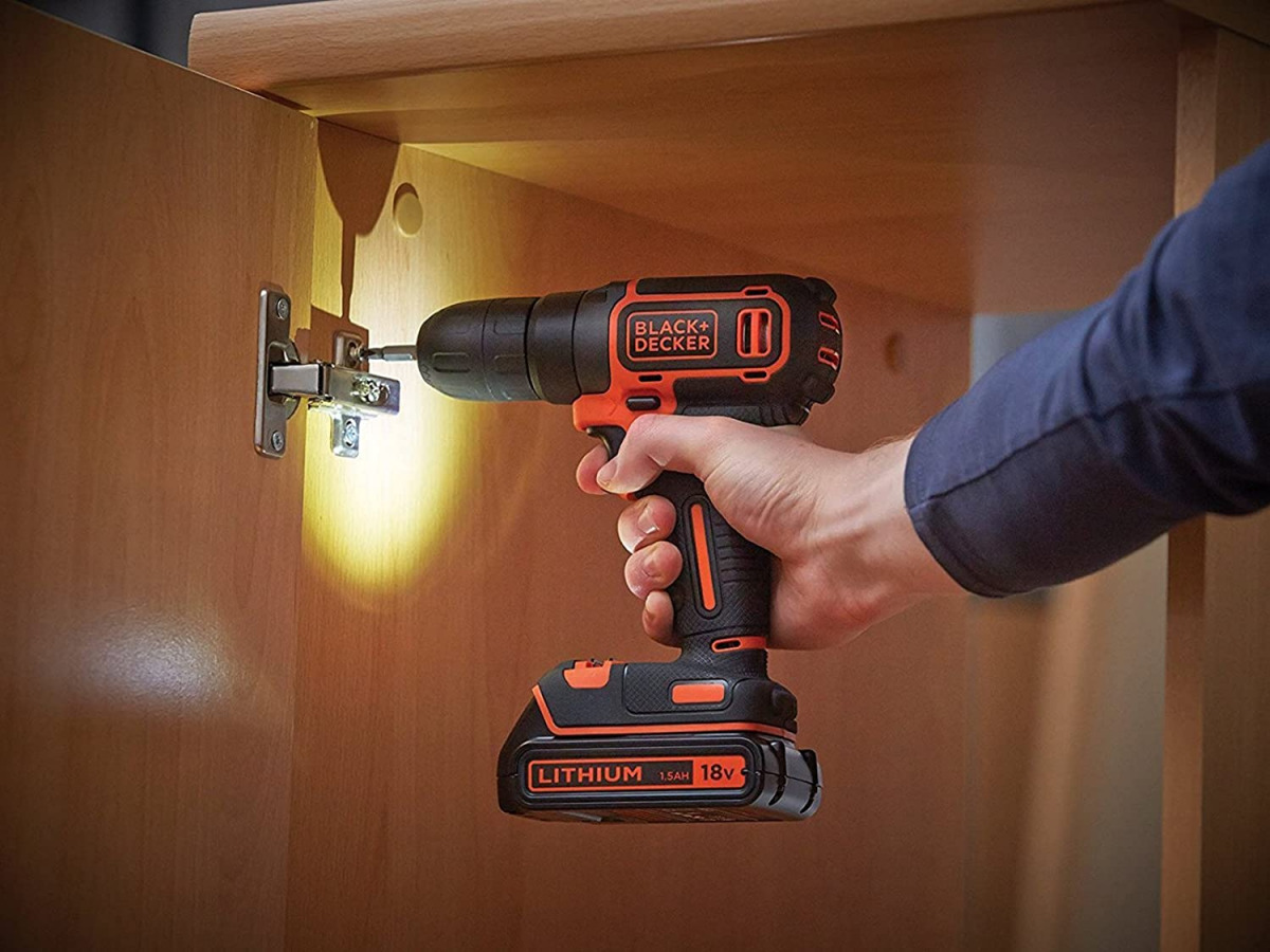 Aku bušilica - odvijač Black+Decker BDCDC18BAFC sa 80-dijelnim priborom dvije 1.5Ah baterije i punjačem u koferu