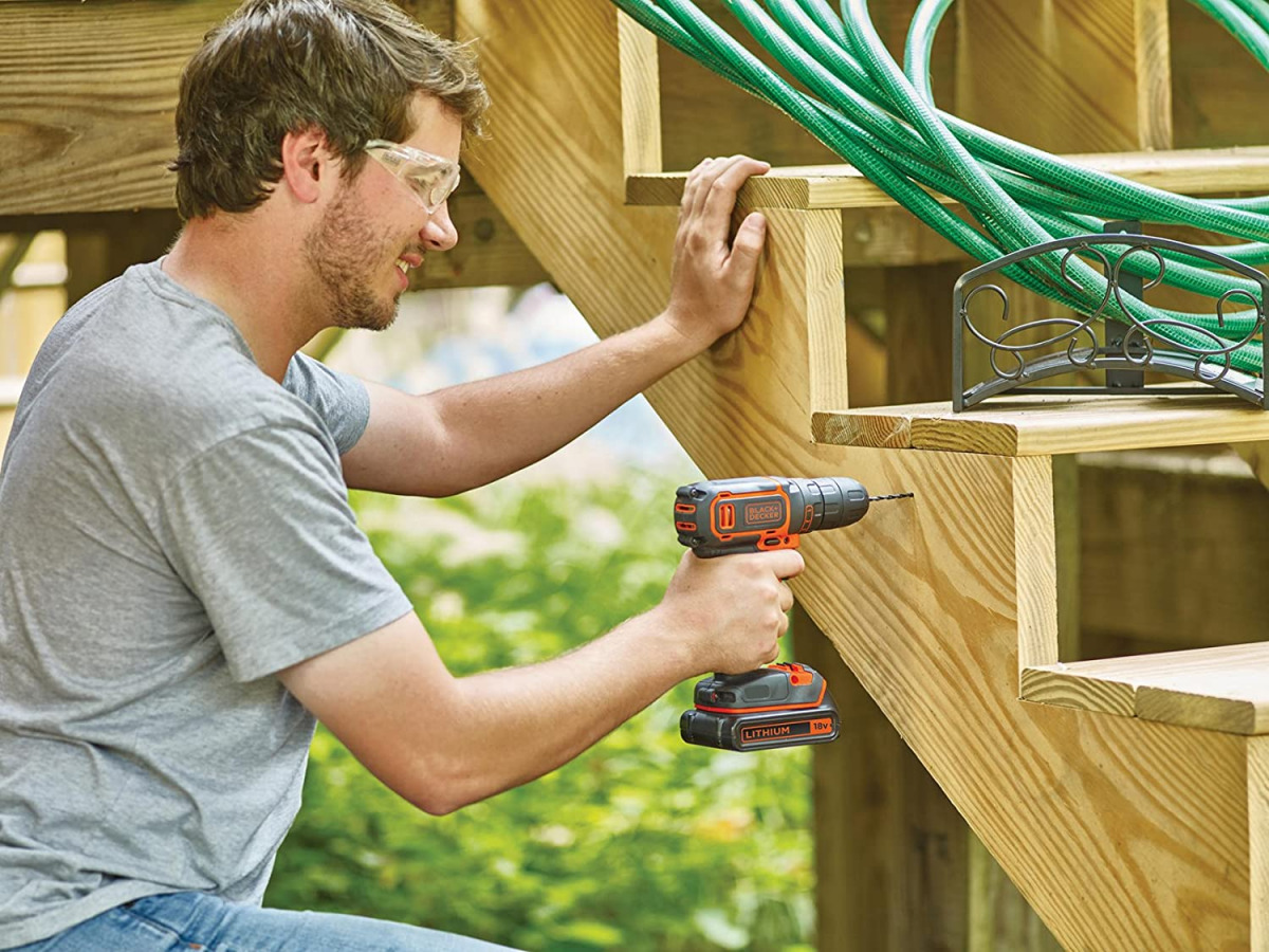 Aku bušilica - odvijač Black+Decker BDCDC18BAFC sa 80-dijelnim priborom dvije 1.5Ah baterije i punjačem u koferu