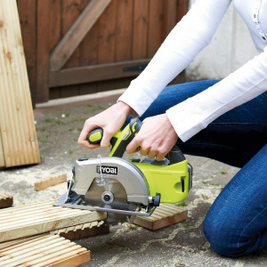 Aku ručna kružna pila - cirkular Ryobi RWSL1801M 150mm 18V sa laserom