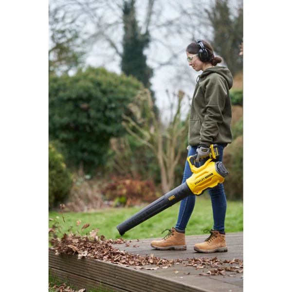 Aku puhač-duvač lišća Stanley SFMCBL7M1 18V sa baterijom 4.0Ah i punjačem