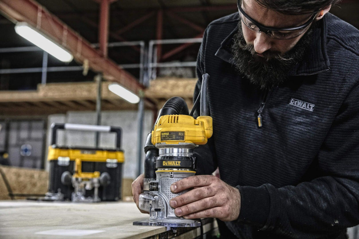 Električna glodalica za utore za drvo - keksarica DeWalt D26204K 900W sa priborom u koferu