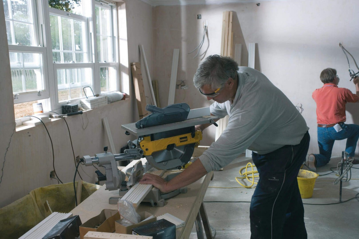 Električna potezno-nagibna pila - štucer DeWalt D27111 1500W 305mm